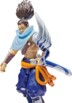 Zoom sur la tenue de l'épéiste de League of Legends montrant les détails sculptés et de qualité de la figurine