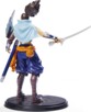 Vue arrière du sabreur avec bottes moulantes, queue de cheval au vent, aile métallique au bras gauche, foulard sur les épaules, fourreau bleu fixé par une corde orange à la taille et dégainant son épée de la main droite
