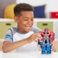 Enfant avec figurine Optimus Prime