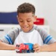 Enfant joue avec un camion transformers