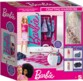 Kit mode Barbie déployé avec armoire ouverte, poupée, patrons et matériel de couture
