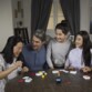 Famille s'amuse avec le jeu délirant Ka-Blab!