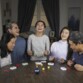 Eclat de rire de 5 personnes autour d'une table avec Ka-Blab!