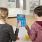 Enfants se préparent à faire rebondir les balles pour en aligner 4