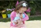 Fille avec poupée bébé dans les bras