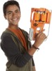 Ado avec un pistolet à fléchettes en mousse Nerf flipfury
