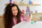Fille qui s'amuse avec poupée Barbie Extra mode