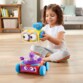 Petite fille assemble le robot d'éveil Fisher-Price