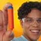 un enfant tient une fléchette Nerf N entre ses doights