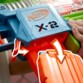 Blaster Nerf Elite Double Punch, gros plan sur le retrait du chargeur avec main