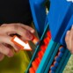 Chargement des flèchettes N dans le chargeur du Nerf Infinte