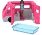 Camping-car rose ouvert avec poupée brune en combishort bleu et accessoire piscine bleu