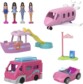 Jouets déballés : quatre poupées, avion rose, bateau violet avec toboggan, camping-car et panneau de rue