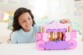 Fille s'amuse avec le carosse transformable Disney