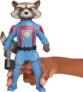 Personnage Rocket tenu par une main