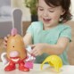 Fille assemble des pièces de Madame Patate