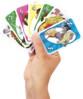 Main avec des cartes du jeu UNO Barbie par Mattel