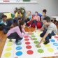 Enfants s'amusent avec la version géante du célèbre Twister
