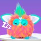 Compagnon robotique Furby endormi avec masque turquoise et yeux fermés