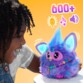 Fille avec Furby et plus de 600 réactions