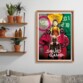 Puzzle Squid Game avec poupée, soldat et chef terminé et fixé au mur comme tableau encadré dans un salon aux tons beiges
